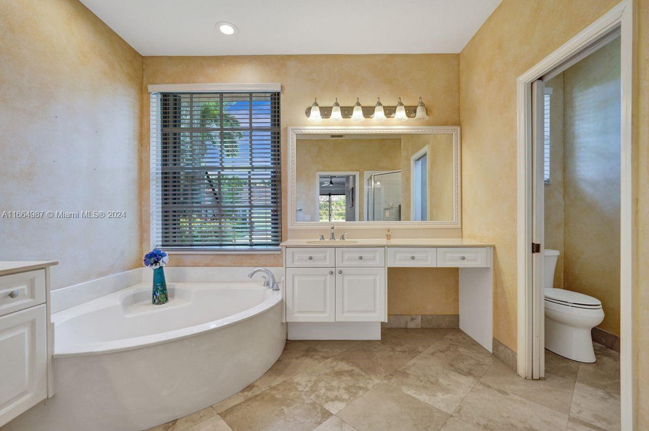 1623 Victoria Pointe Ln, Weston, Florida image 32