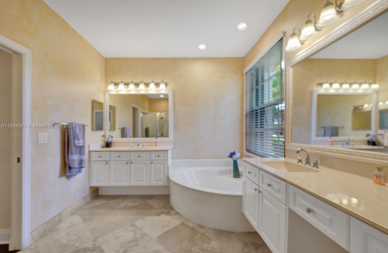 1623 Victoria Pointe Ln, Weston, Florida image 33