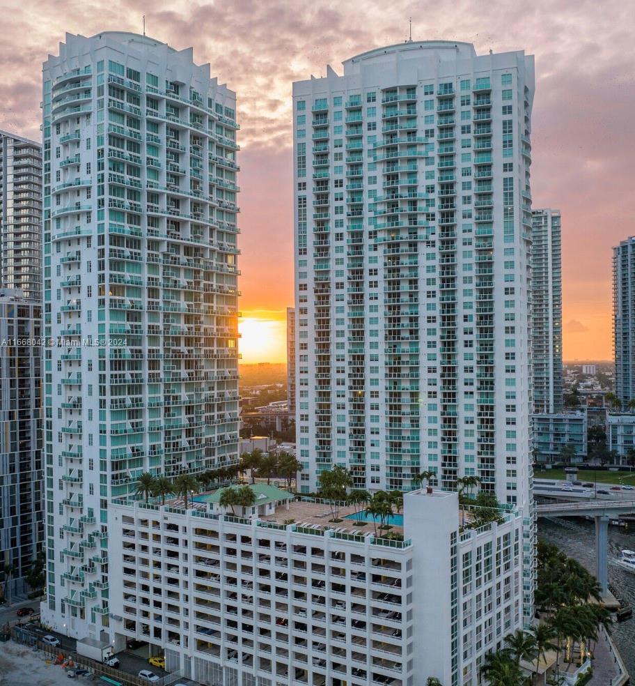 Brand new laminated wood floors just installed!! Beautiful unit in Brickell on the River, gorgeous views from the river and the city of Miami, 1bed/1bath, very spacious and bright. Easy to show! Vacant and ready to move in!