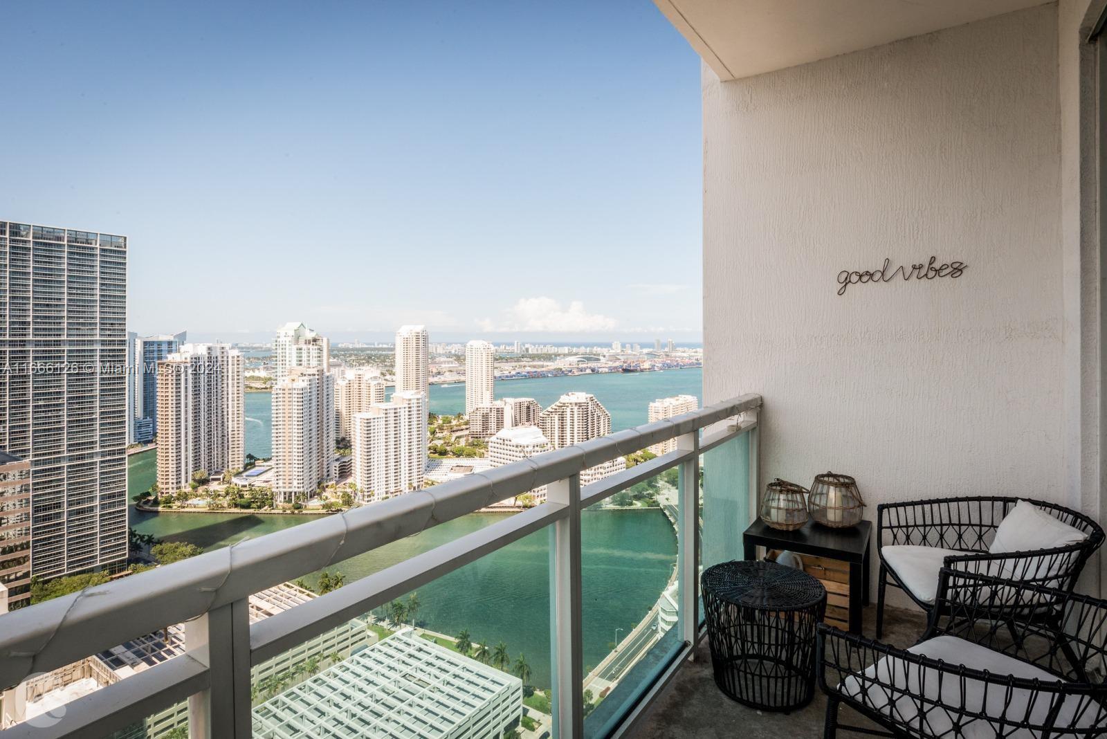 Beautiful 1 bed, 1 bath unit in the heart of Brickell with stunning views of the bay, Brickell Key, downtown, and the city skyline. This pet-friendly building offers luxurious amenities including a fitness center, clubroom, business center, theater room, two pools, spa, and jacuzzi. Perfectly located, you're just steps away from Brickell City Centre, Mary Brickell Village, shops, banks, restaurants, pharmacies, and supermarket. Only 15 minutes from Miami International Airport and Port of Miami. Convenient transportation options include free MetroMover, Metrorail, and the trolley. Schedule your showing with 24 hours' notice and experience Miami living at its finest!