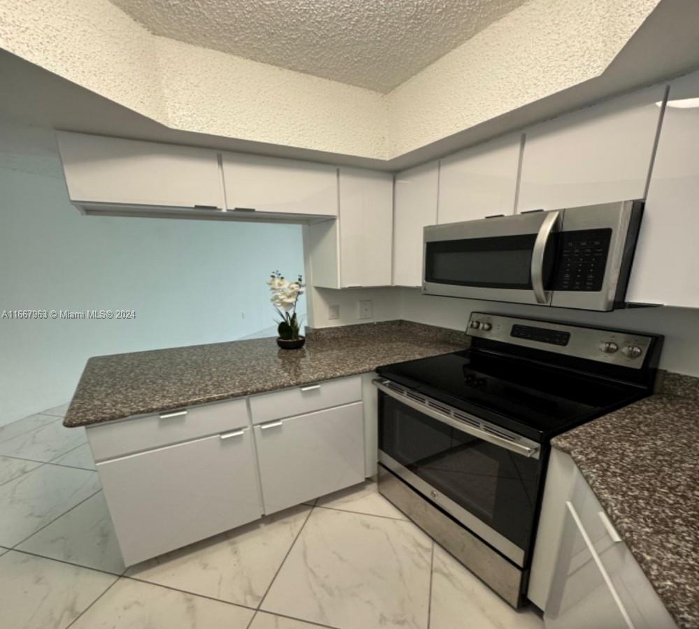 8235 Lake Dr #108, Doral, Florida image 3