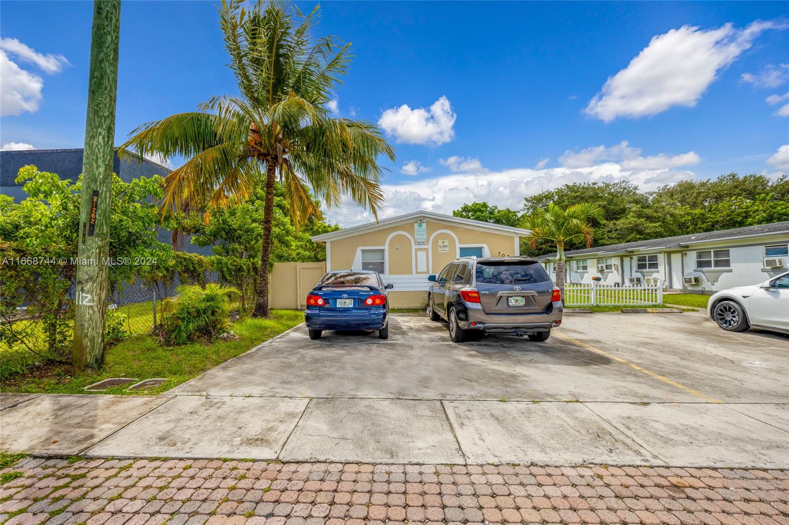 707 SW 10th St, Dania Beach, Florida image 3