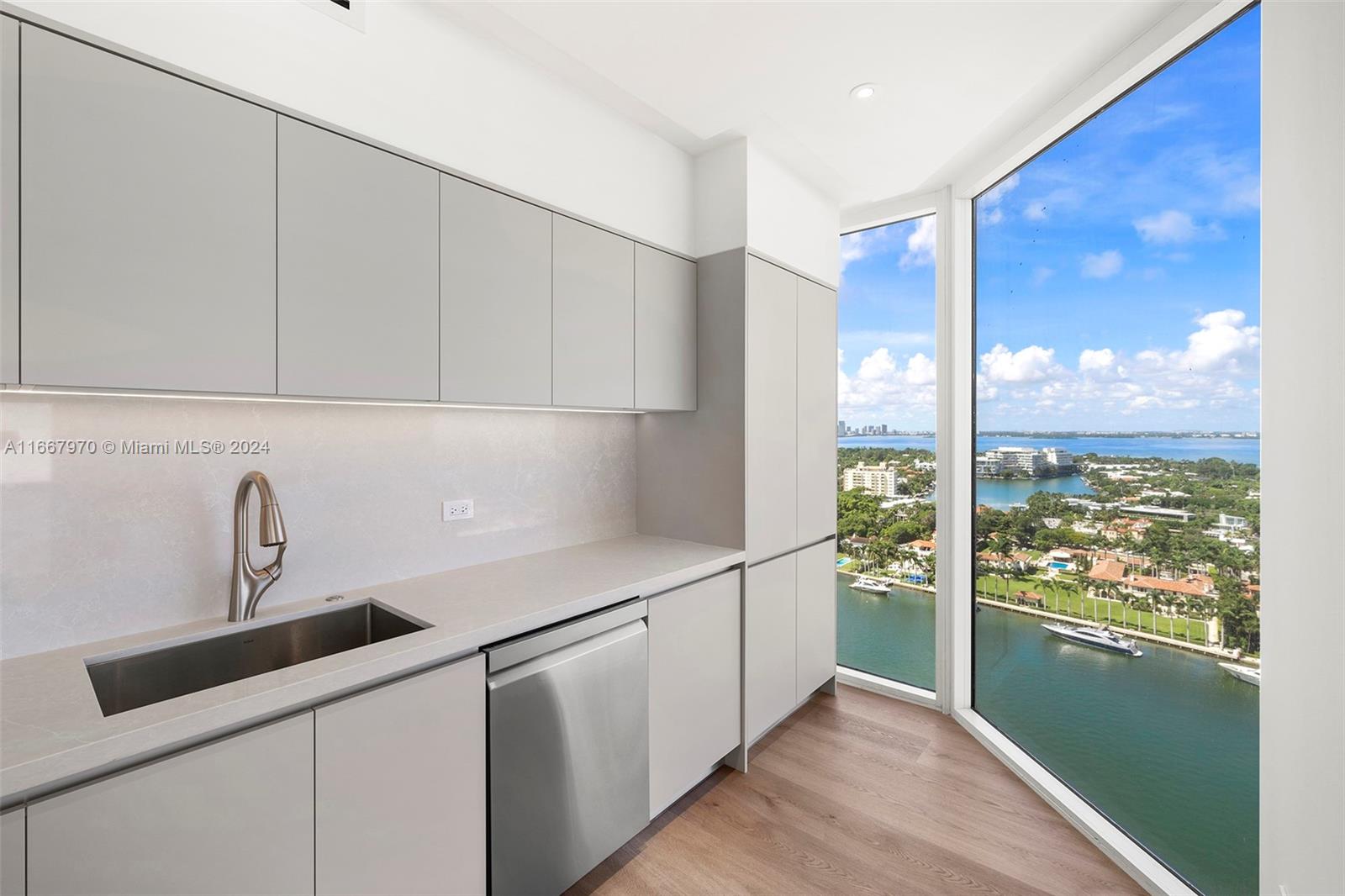 4779 Collins Ave #2407, Miami Beach FL 33140
