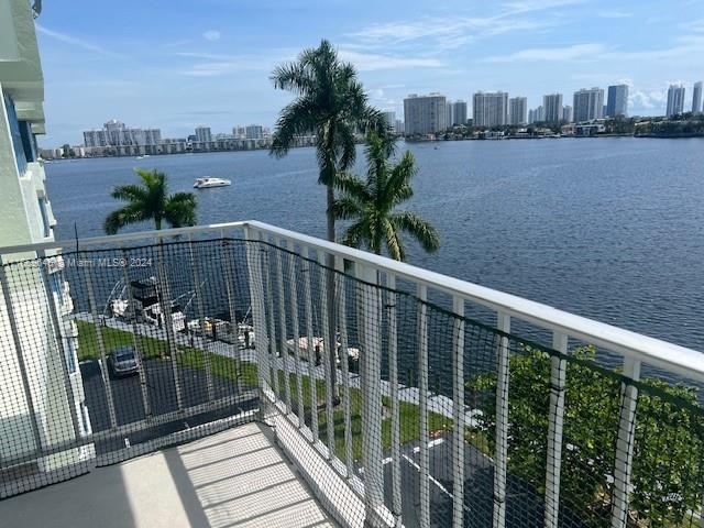 16558 NE 26th Ave #6C DOCK INCLUDED, North Miami Beach, Florida image 4