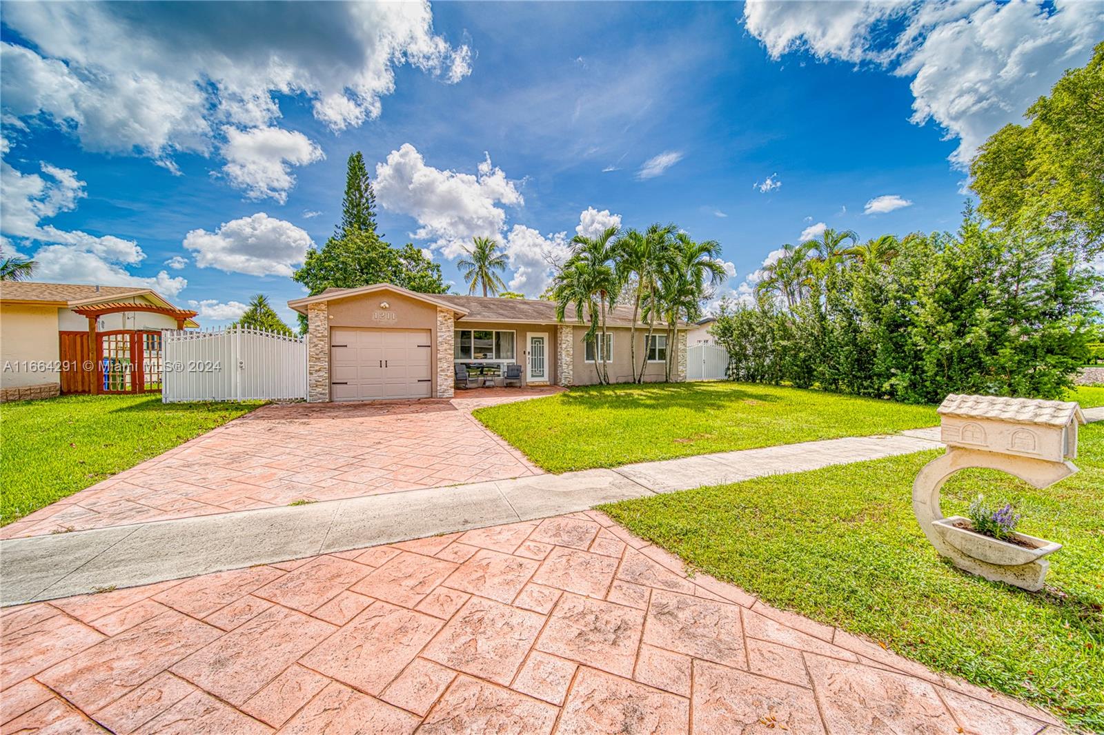 1211 NW 96th Ter, Pembroke Pines, Florida image 1