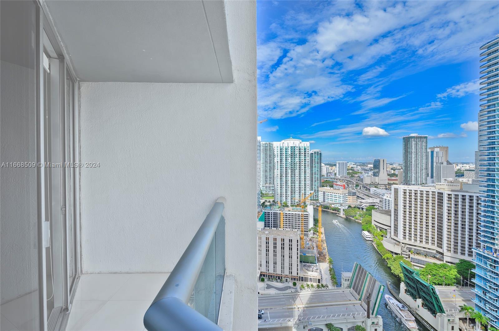 EXTRA LARGE STUDIO WITH STUNNIG CITY AND RIVER VIEWS . FEATURES INCLUDE WHITE PORCELAIN FLOORS, A ZUBZERO REFRIGERATOR, BATHROOM WITH STANDARD TUB (NO JACUZZI) AND WALK-IN CLOSET. THE BUILDING OFFERS A RANGE OF LUXURY AMENITIES, INCLUDING A FITNESS CENTER, SWIMMING POOL, THEATER AND 24 HOURS CONCIERGE. EXPERIENCE THE VIBRANT ENERGY OF BRICKELL'S URBAN LIFESTYLE. CONVENIENTLY LOCATED CLOSE TO RESTAURANTS AND ENTERTAINMENT.