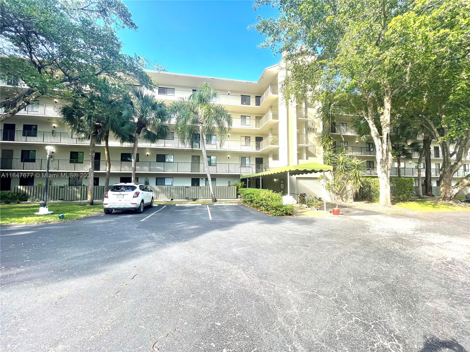 2209 S Cypress Bend Dr #304, Pompano Beach, Florida image 1