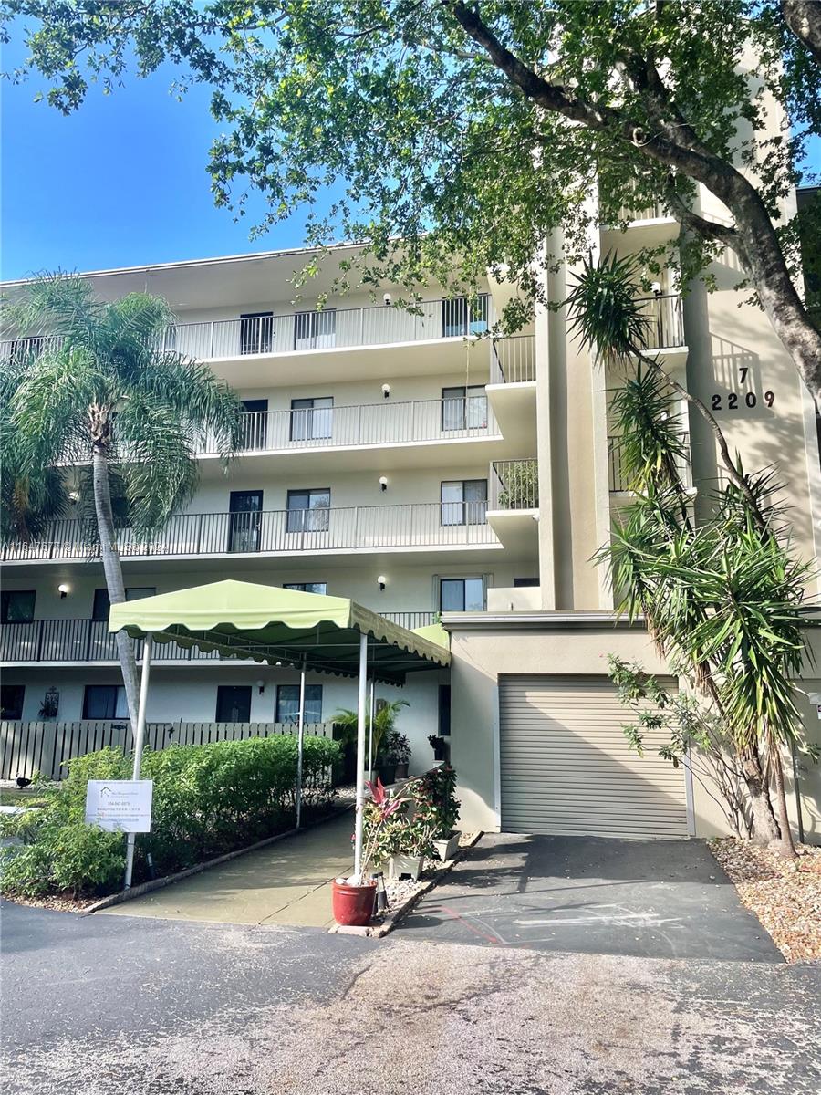 2209 S Cypress Bend Dr #304, Pompano Beach, Florida image 2