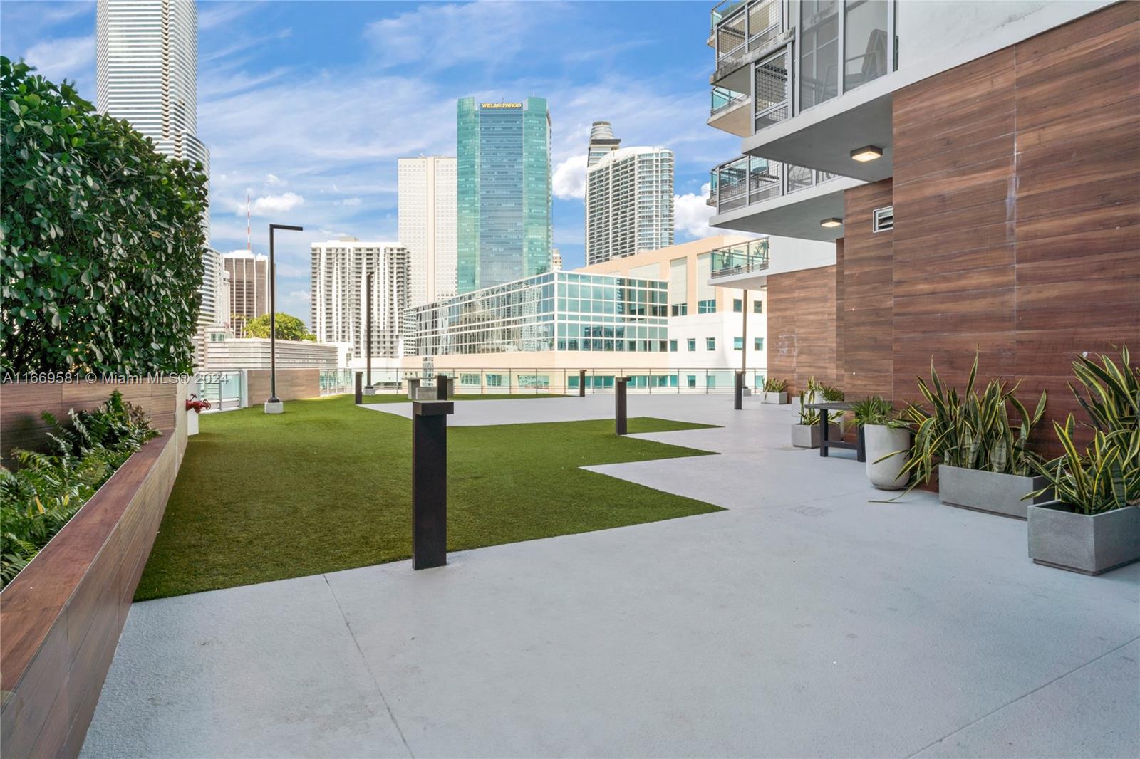 350 S Miami Ave #1210, Miami FL 33130