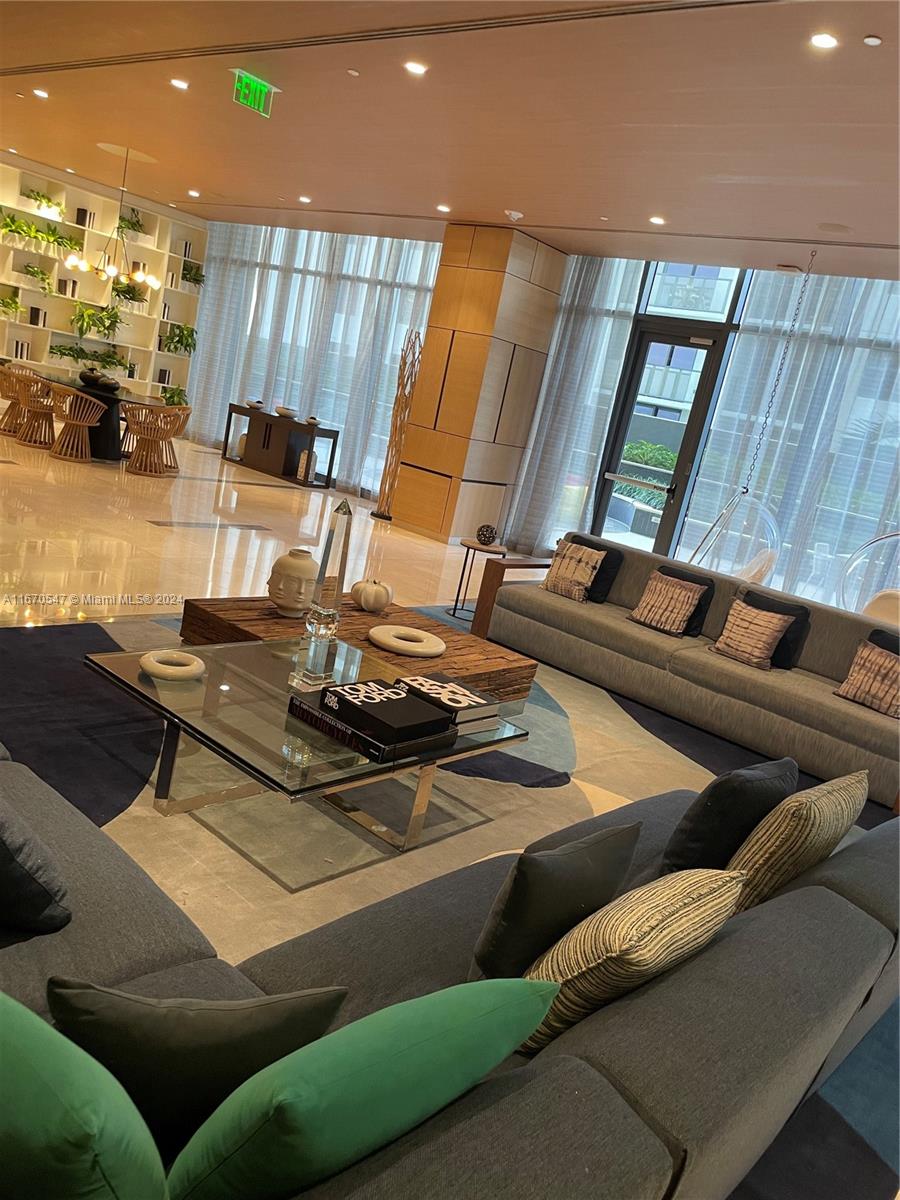 55 SW 9th St #4304, Miami FL 33130