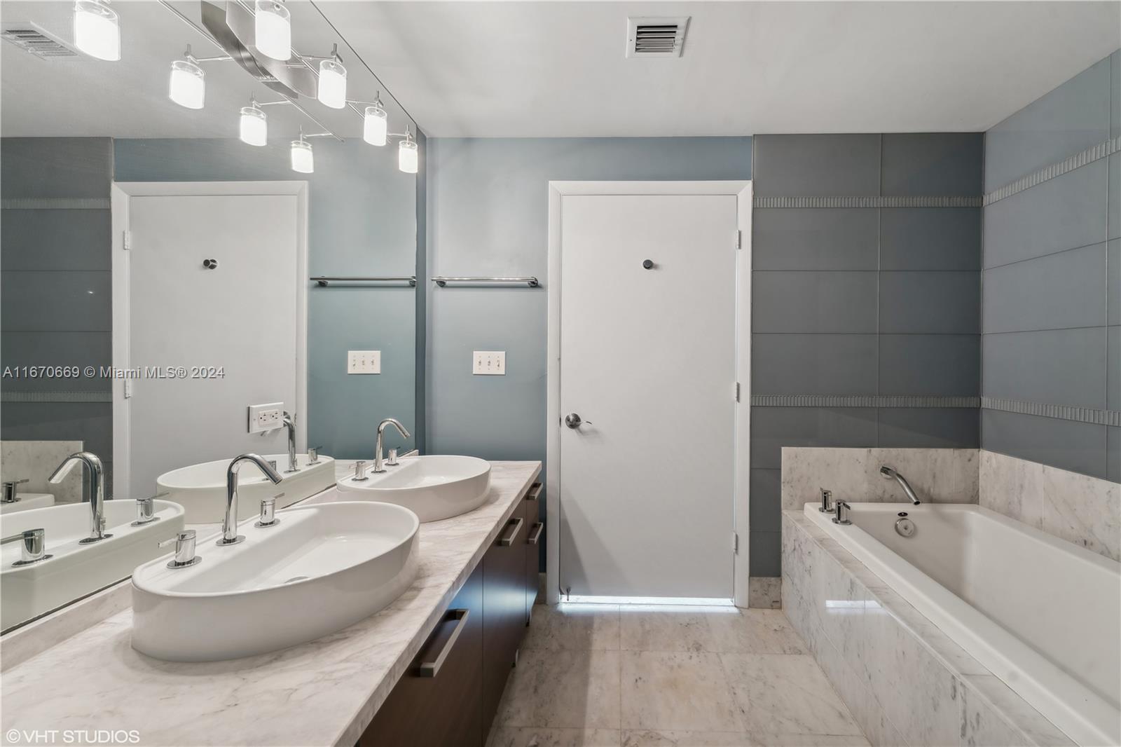 244 Biscayne Blvd #3903, Miami FL 33132
