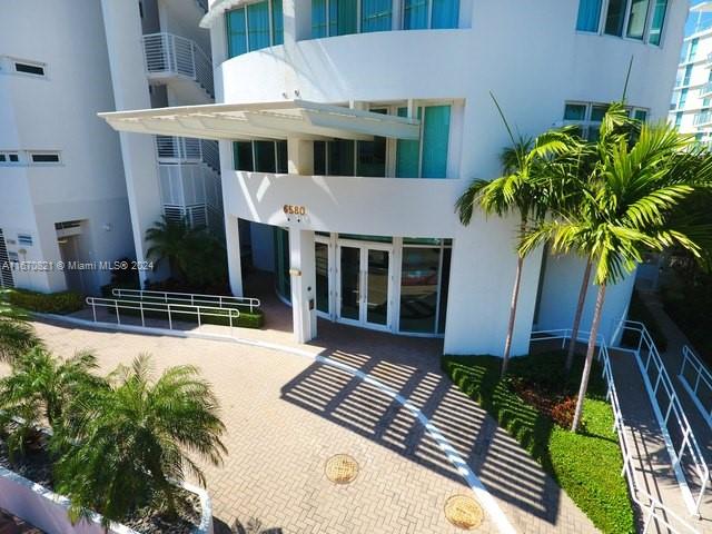 Beautiful and Spacious apartment in Regatta with great view. 1 Bedrooms,1 Bathrooms, high ceilings, tile floor, New Appliances. Across the street from the Ocean, and great beaches. Pool, Jacuzzi, gym, Staffed front desk. Hurricane impact windows.    A must See !!!