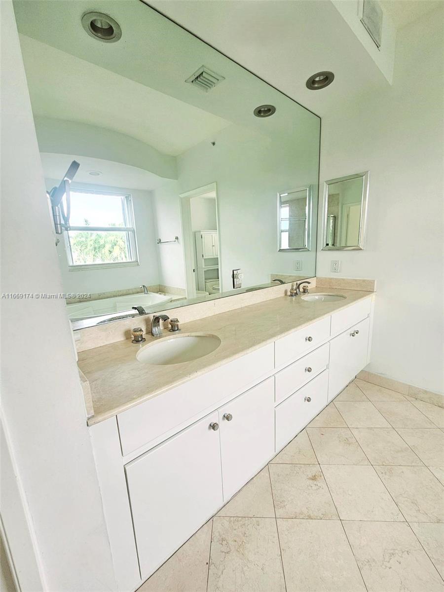 719 Crandon Blvd #410, Key Biscayne, Florida image 7