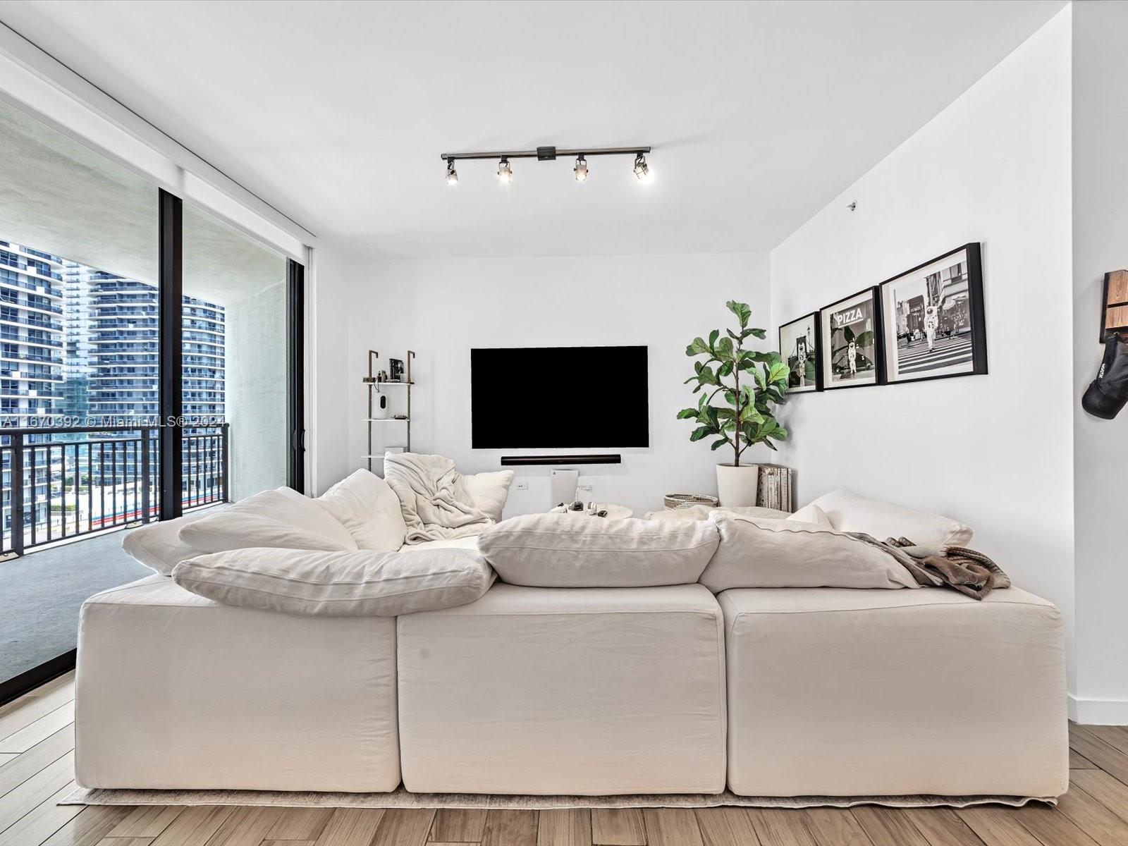 999 SW 1st Ave #1801, Miami FL 33130