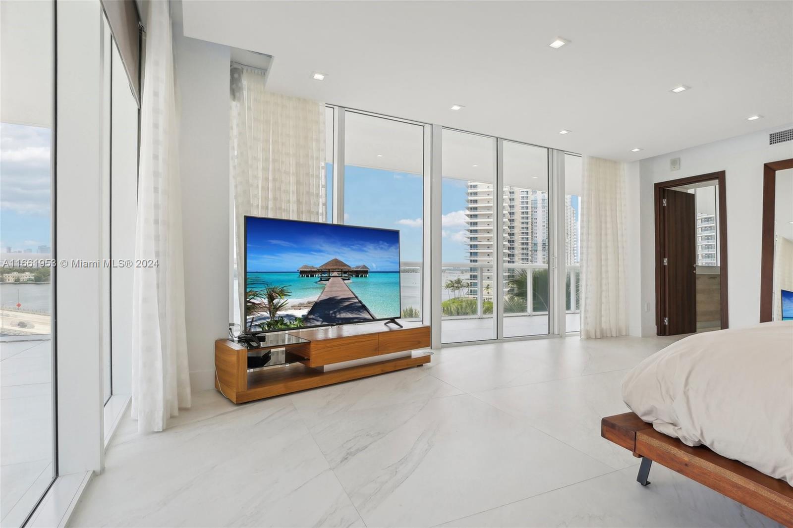 450 Alton Rd #901-902, Miami Beach FL 33139