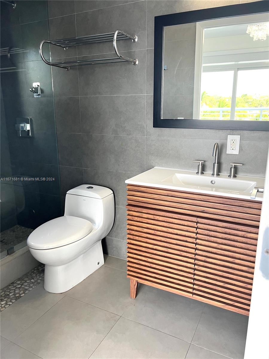 7700 Tatum Waterway Dr #403, Miami Beach FL 33141