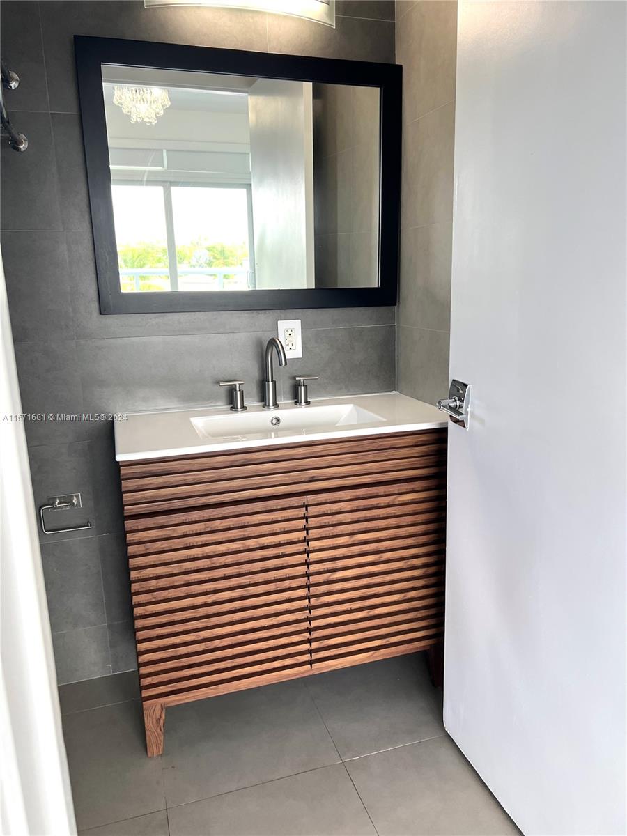 7700 Tatum Waterway Dr #403, Miami Beach FL 33141