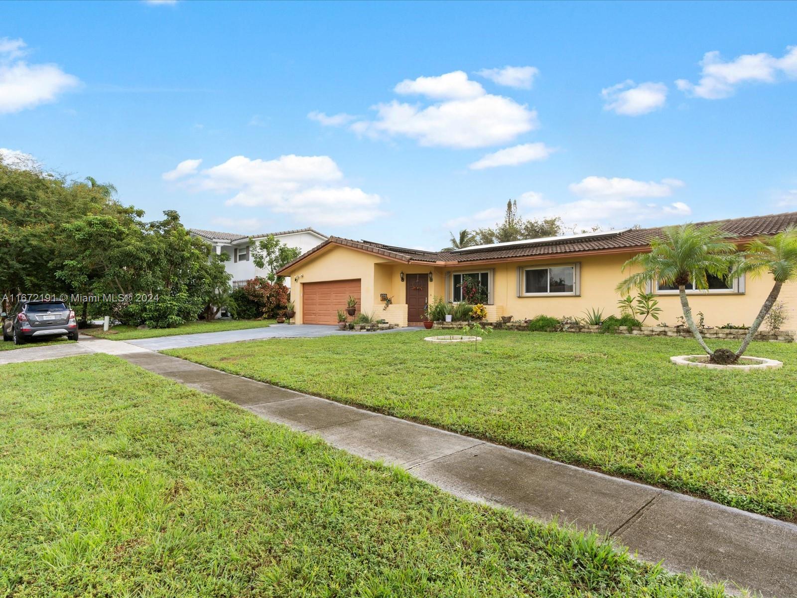 270 Lake Dr, Coconut Creek, Florida image 2