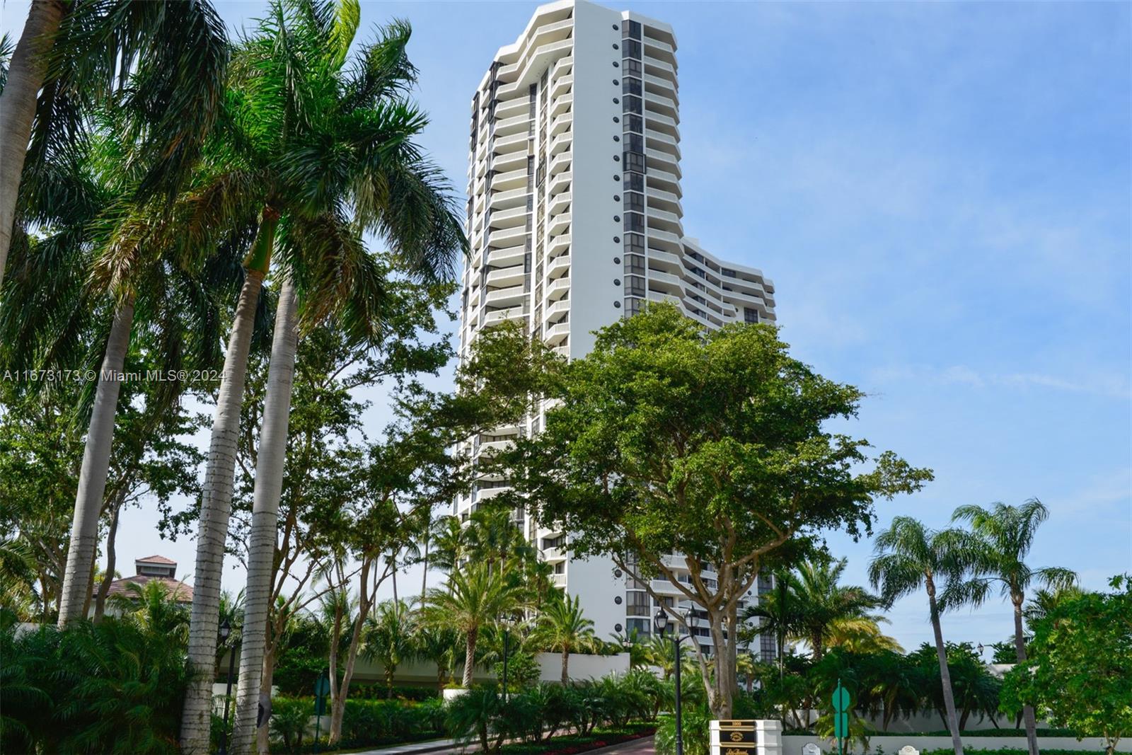 1000 W Island Blvd #812, Aventura, Florida image 19