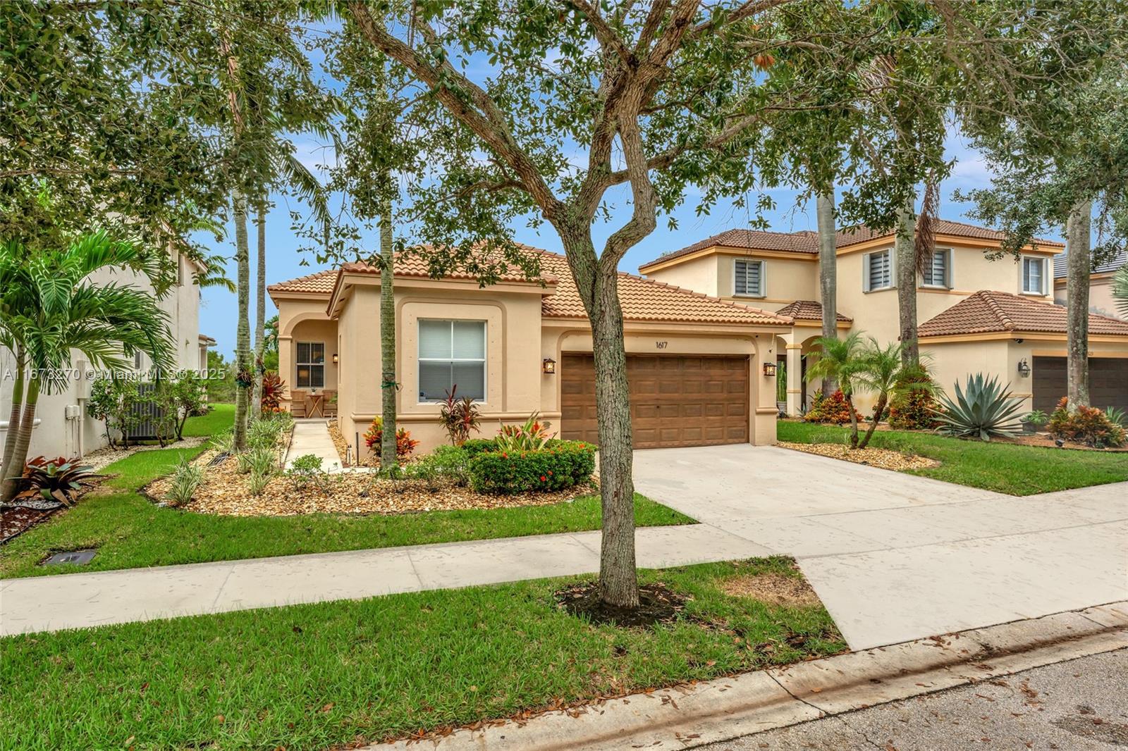 1617 Winterberry Ln, Weston, Florida image 2