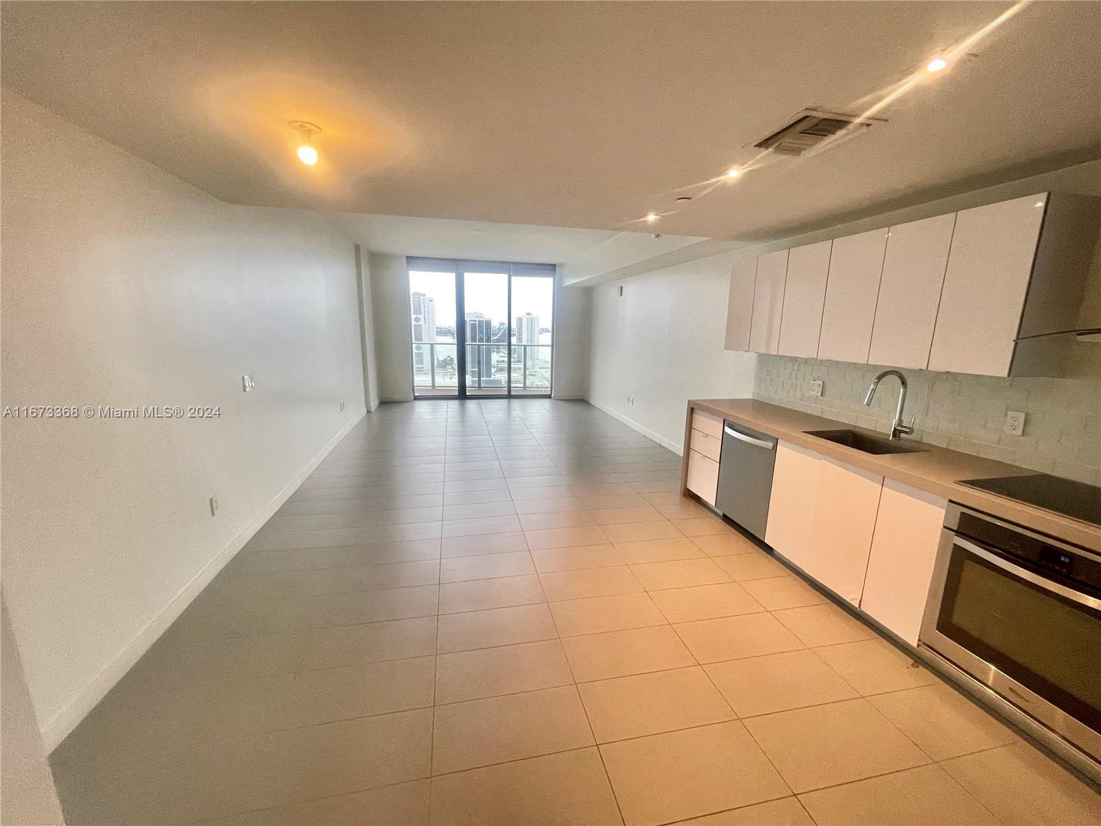 AMAZING STUDIO AT CANVAS. Amenities include three pools, racquetball, fitness center, sauna, and yoga area. Ideal for investors—rentable 12 times a year (30-day minimum). Centrally located: 5 mins to Wynwood, 7 mins to Design District, 12 mins to Brickell, and 15 mins to South Beach. Don't miss this opportunity!