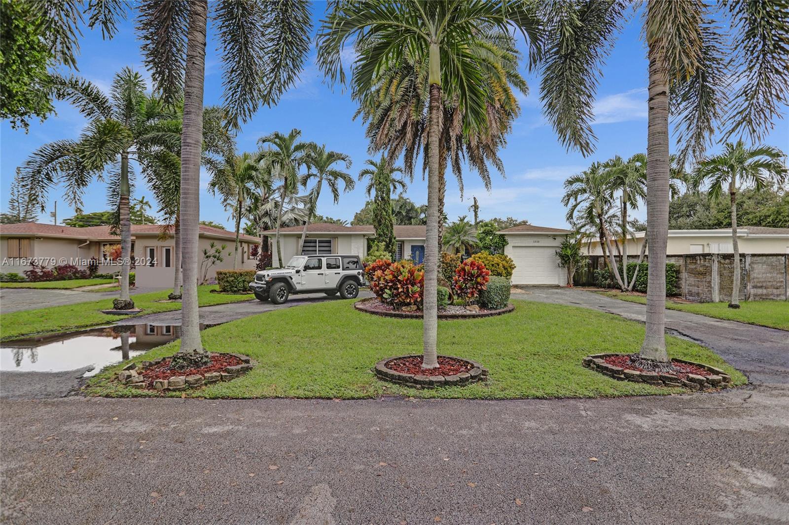 1310 NE 174th St, North Miami Beach, Florida image 35