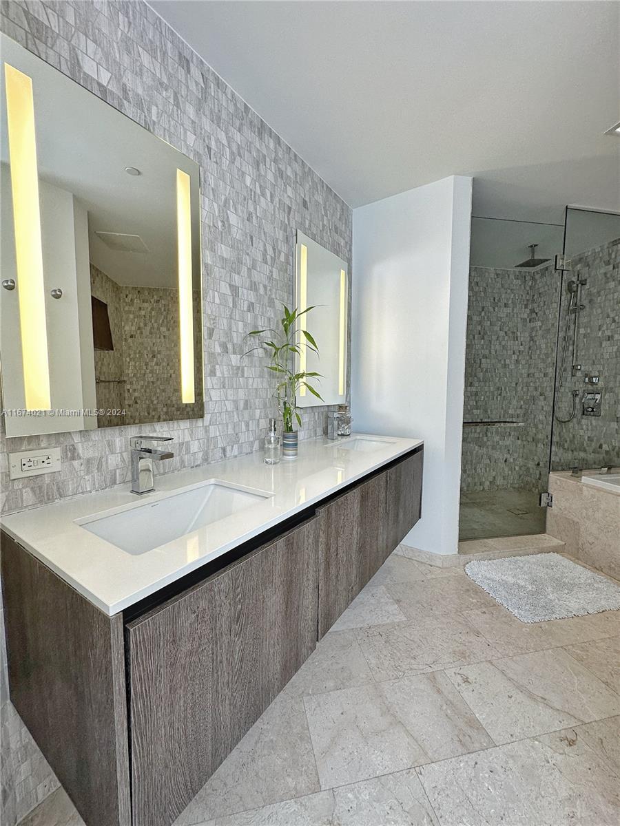 88 SW 7th St #1801, Miami FL 33130