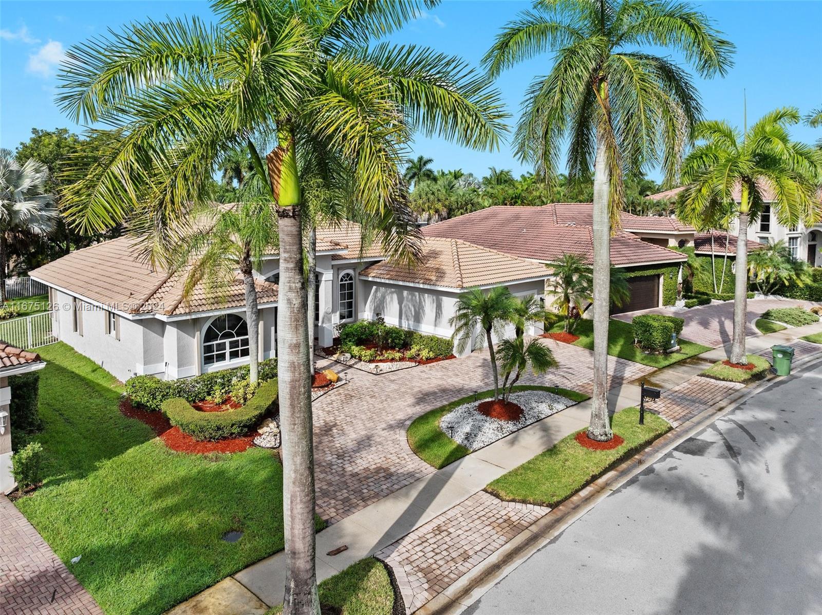 1807 Victoria Pointe Cir, Weston, Florida image 2