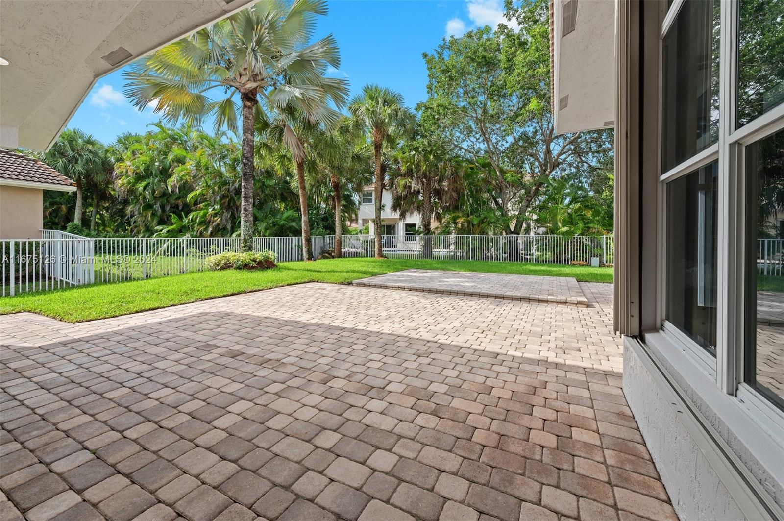 1807 Victoria Pointe Cir, Weston, Florida image 28