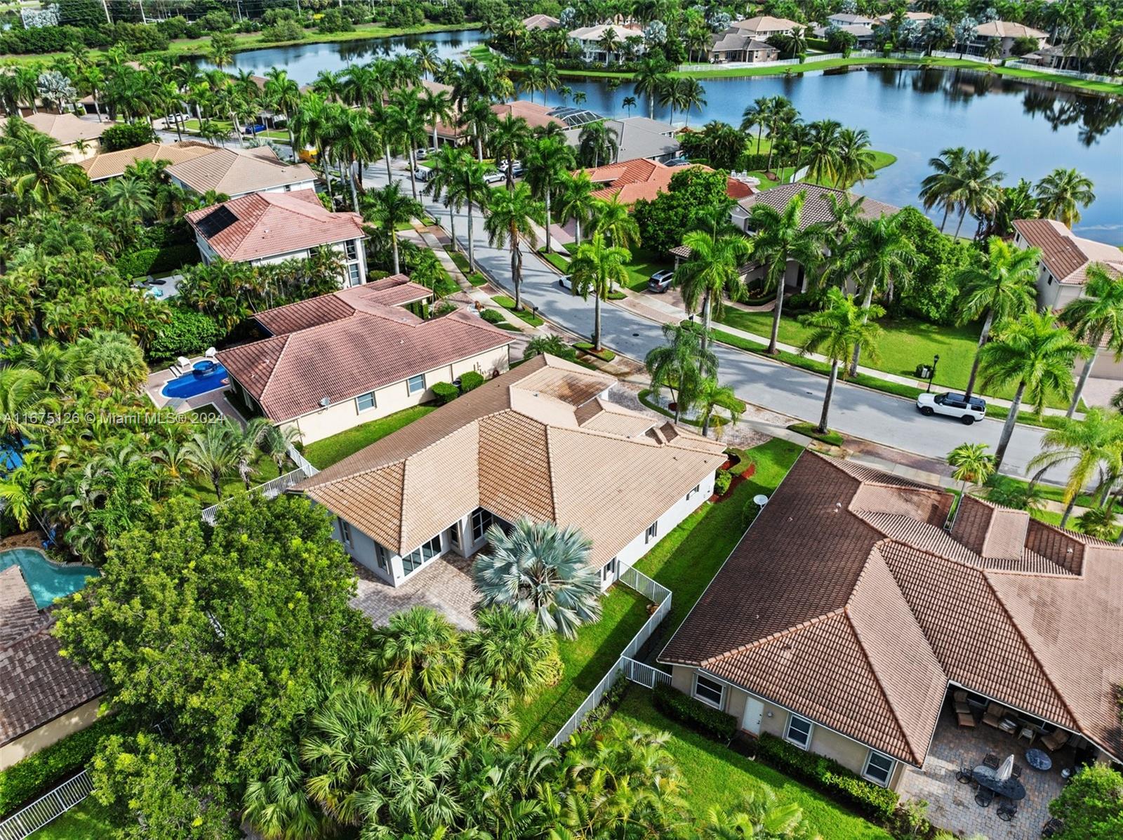 1807 Victoria Pointe Cir, Weston, Florida image 33