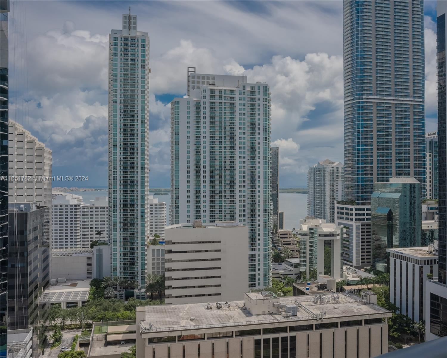 JUST REDUCED!!!Stunning 1 Bed + Den, 2 Bath Unit in the Heart of Brickell Location , Location Location!
Live in the center of Miami's vibrant Brickell neighborhood with this beautiful unit that offers more than just a place to stay. Enjoy world-class amenities including a fully-equipped gym, rejuvenating sauna, luxurious club area, three sparkling pools, a private theater, business center, and more. 
Located within walking distance to top restaurants, bars, and shops—everything you could want is just steps away. This is your chance to secure a spot in one of Miami's most exclusive areas. Do not miss out on this incredible opportunity—your dream home awaits! 
SELLER MOTIVATED