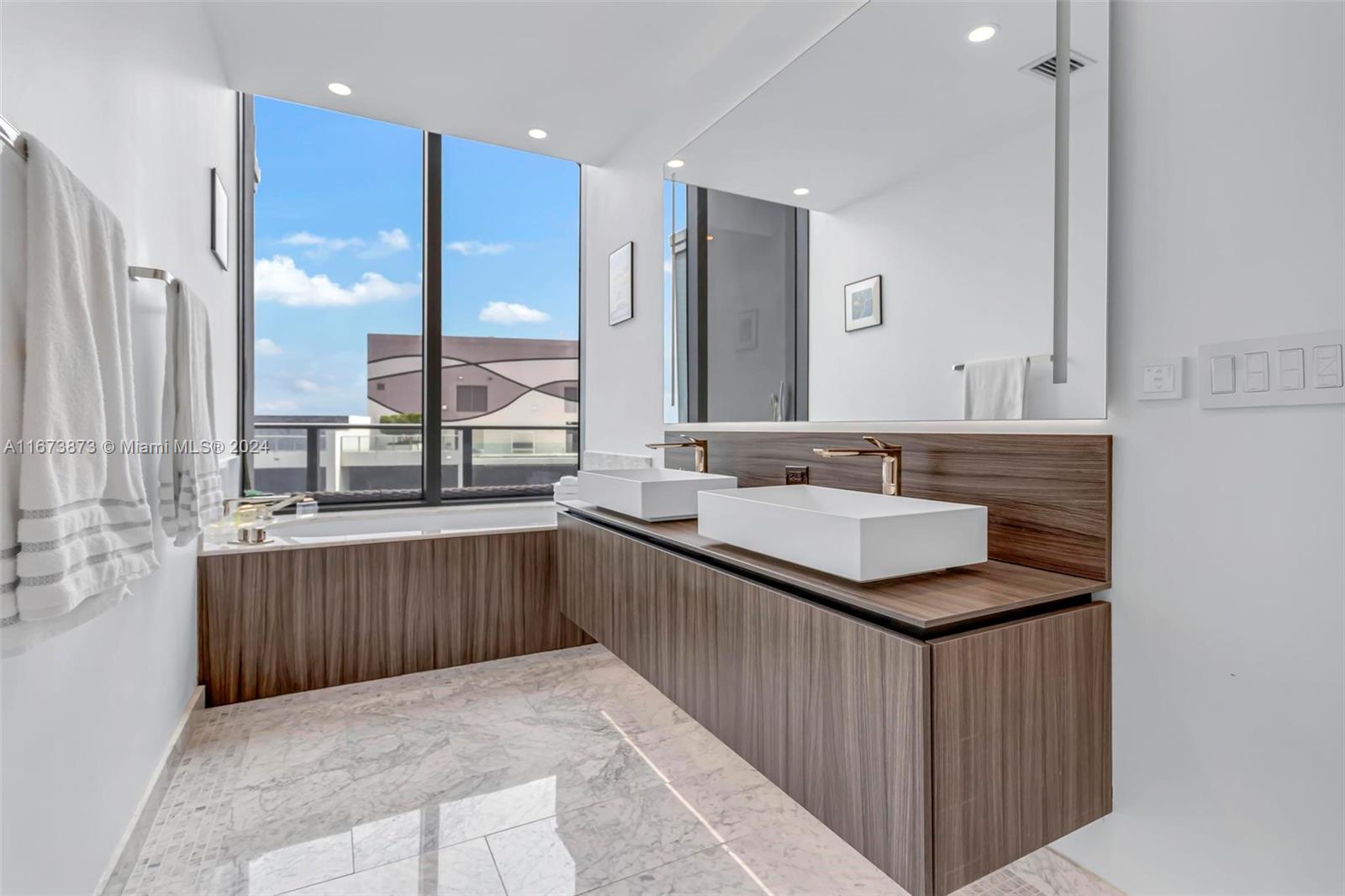 1000 Brickell Plz #PH5105, Miami FL 33131