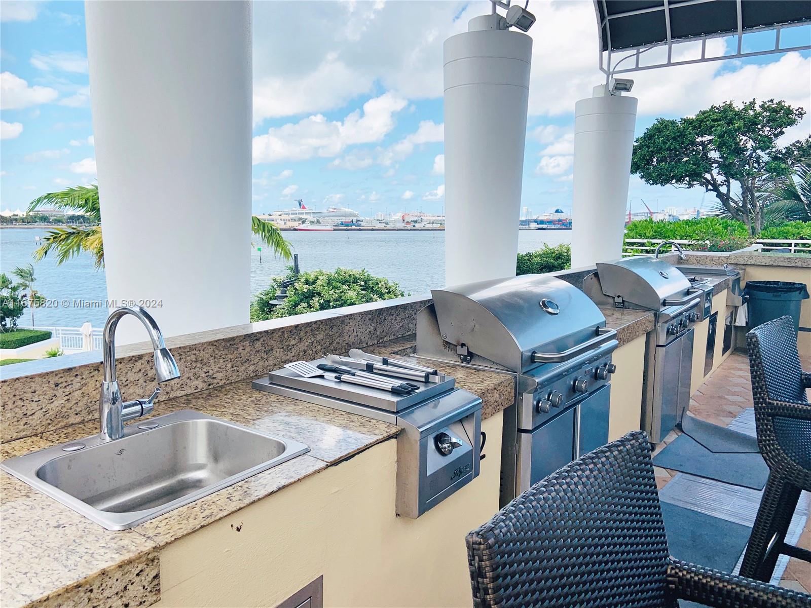 808 Brickell Key Dr #1806, Miami FL 33131