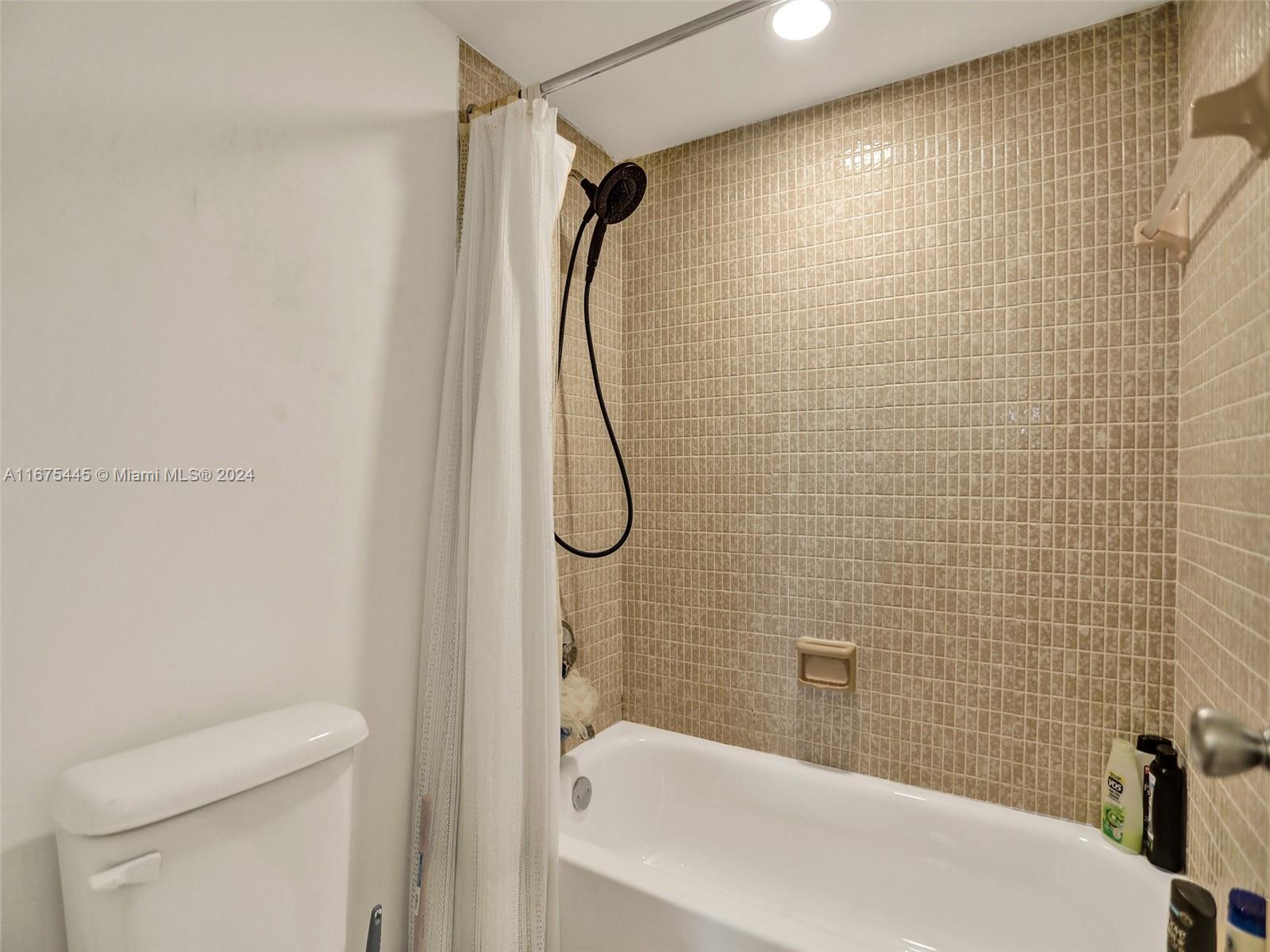 3375 N Country Club Dr #807, Aventura, Florida image 10