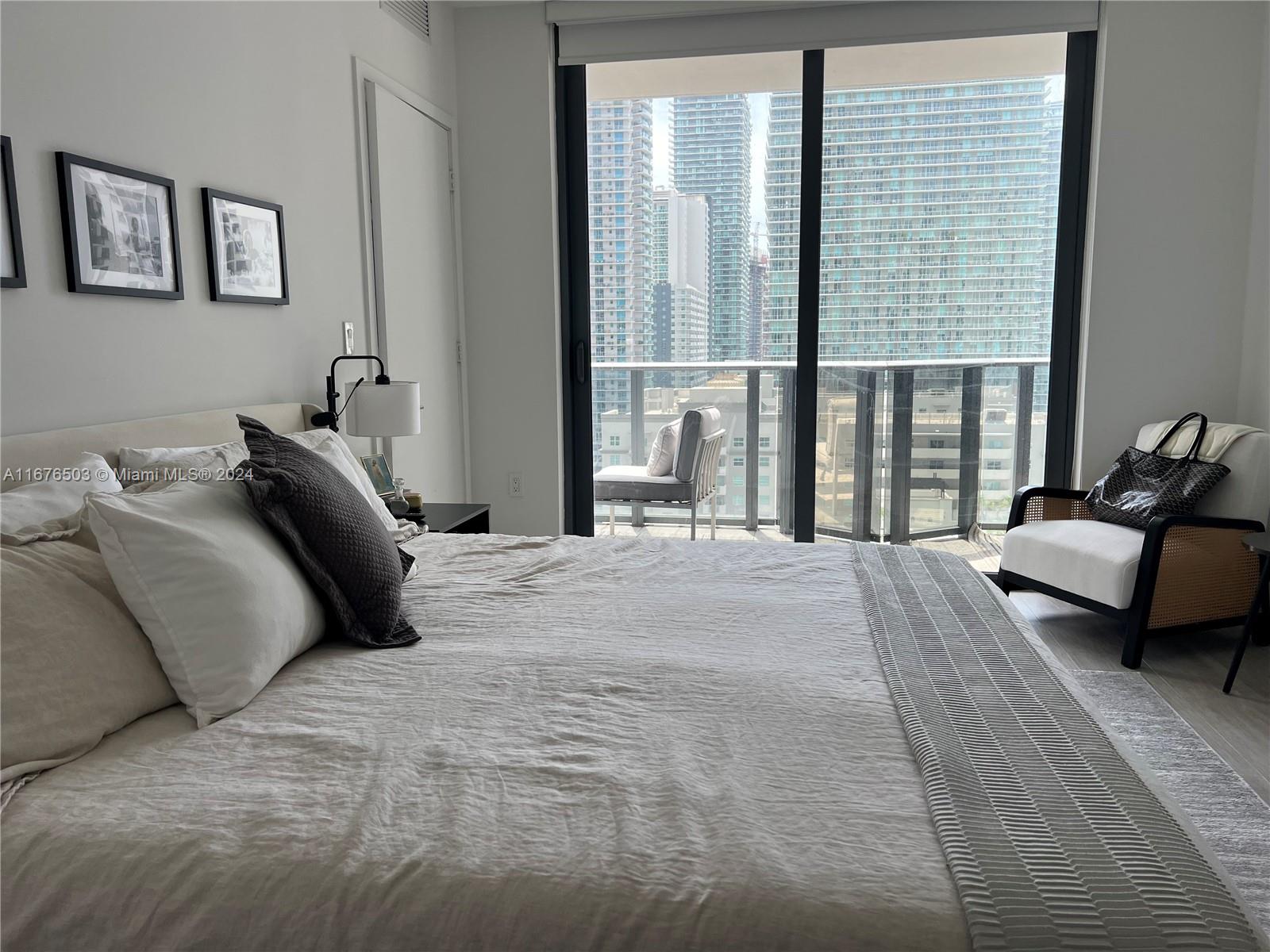 Amazing 1 bd 2 bath + den in the heart of Brickell. The unit is in impecable conditions. 5 star hotel amenities with beautiful views. Won't Last!  PRICED TO SELL!! Featuring European cabinetry, high end appliances and a large sized balcony.