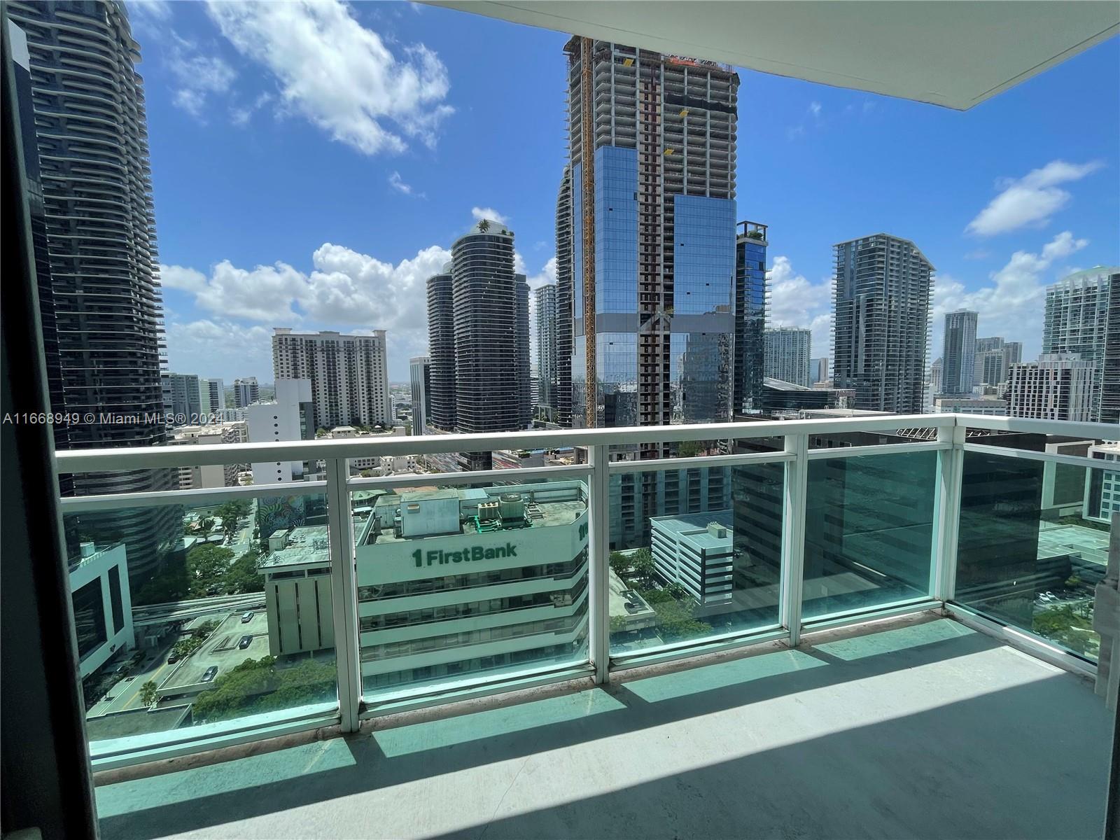 Very nice and spacious 1Bed 1 Bath in the best location in Brickell. Walking distance to the Financial Dist., Restaurants, Bars, Brickell City Center, Brickell Key, and lots of cool places. Leave your car parked (5th Floor parking!) and use the Train, Metro Mover or Trolley to move around and get quickly to almost any place in the area. The Plaza offers all kinds of amenities.