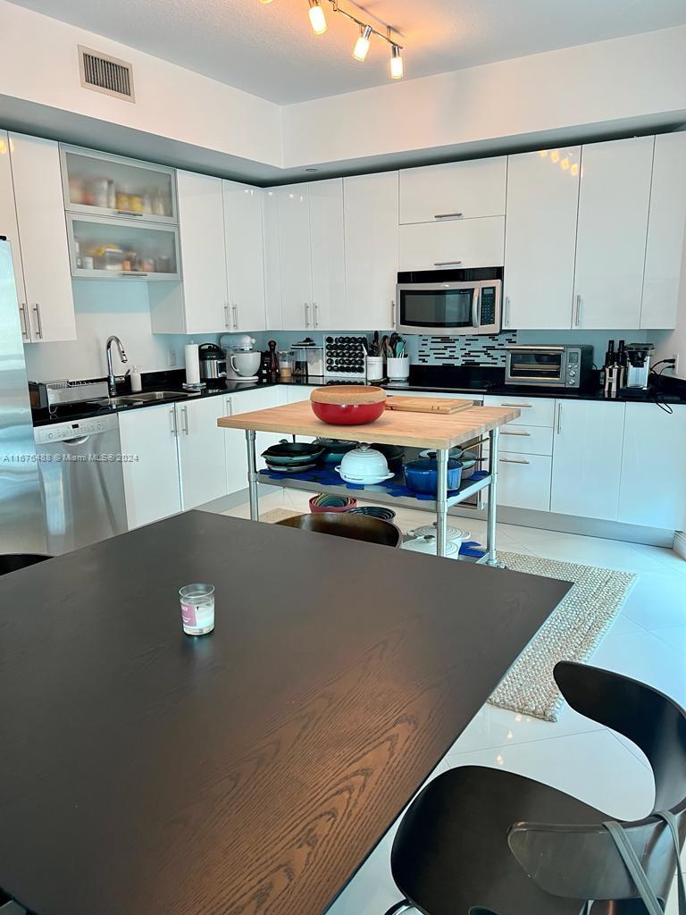 60 SW 13th St #1424, Miami FL 33130