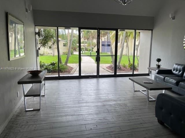 230 Lakeview Dr #106, Weston, Florida image 3