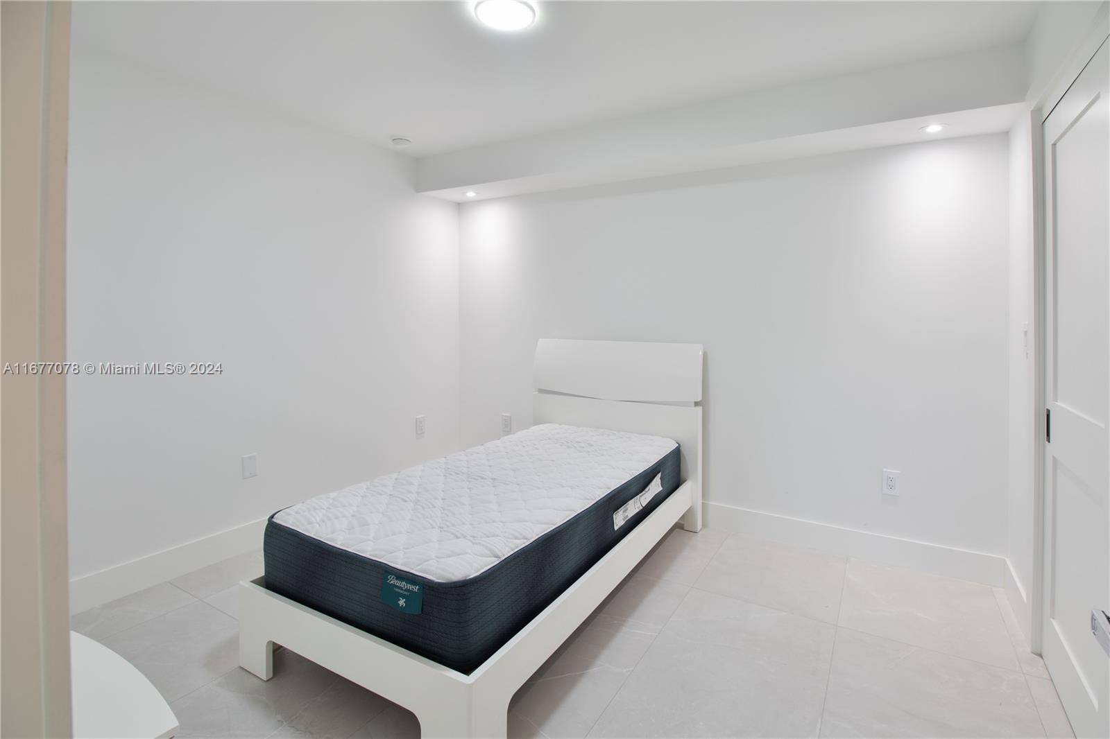 881 Ocean Dr #TH15, Key Biscayne FL 33149