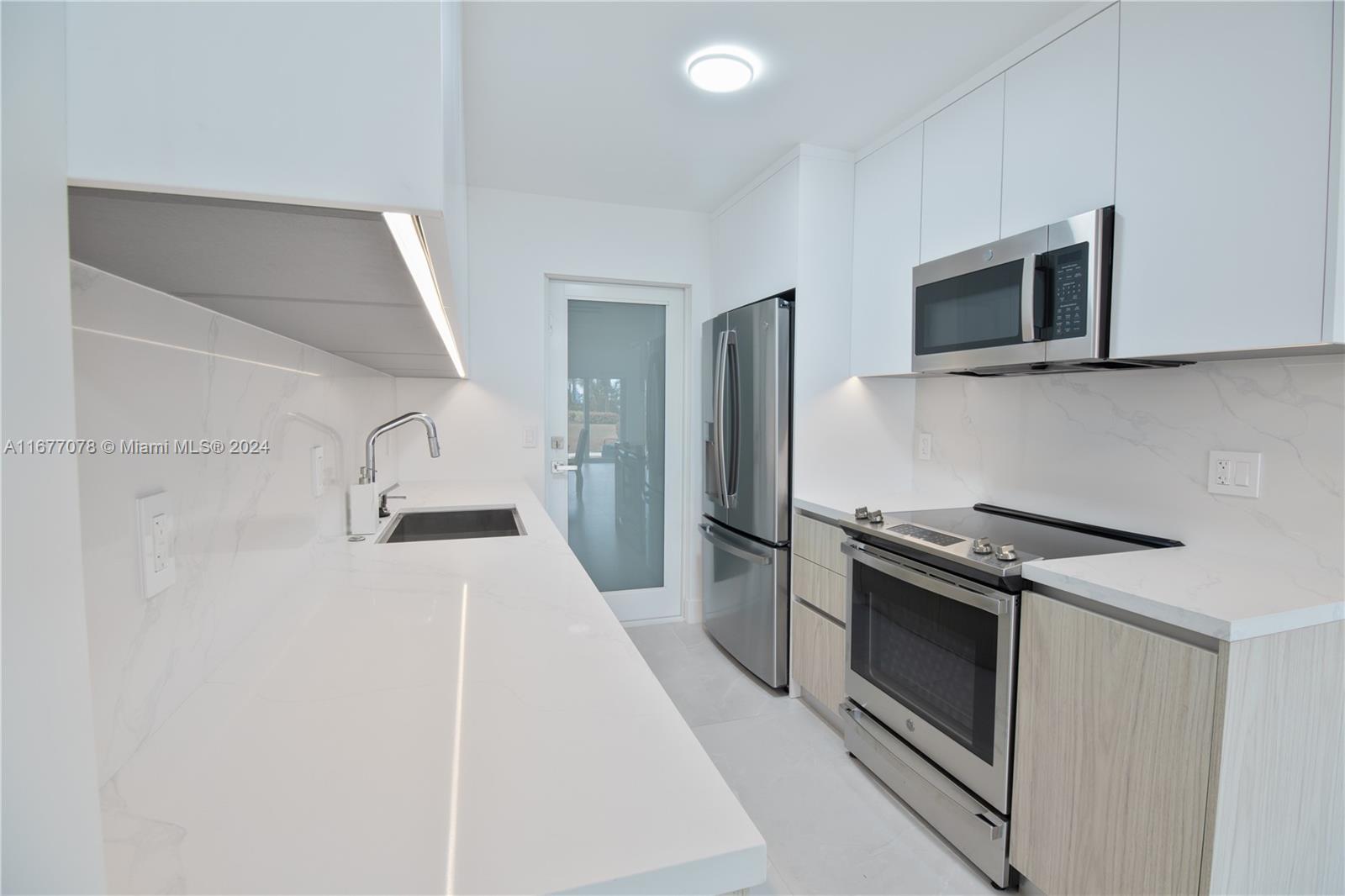 881 Ocean Dr #TH15, Key Biscayne FL 33149