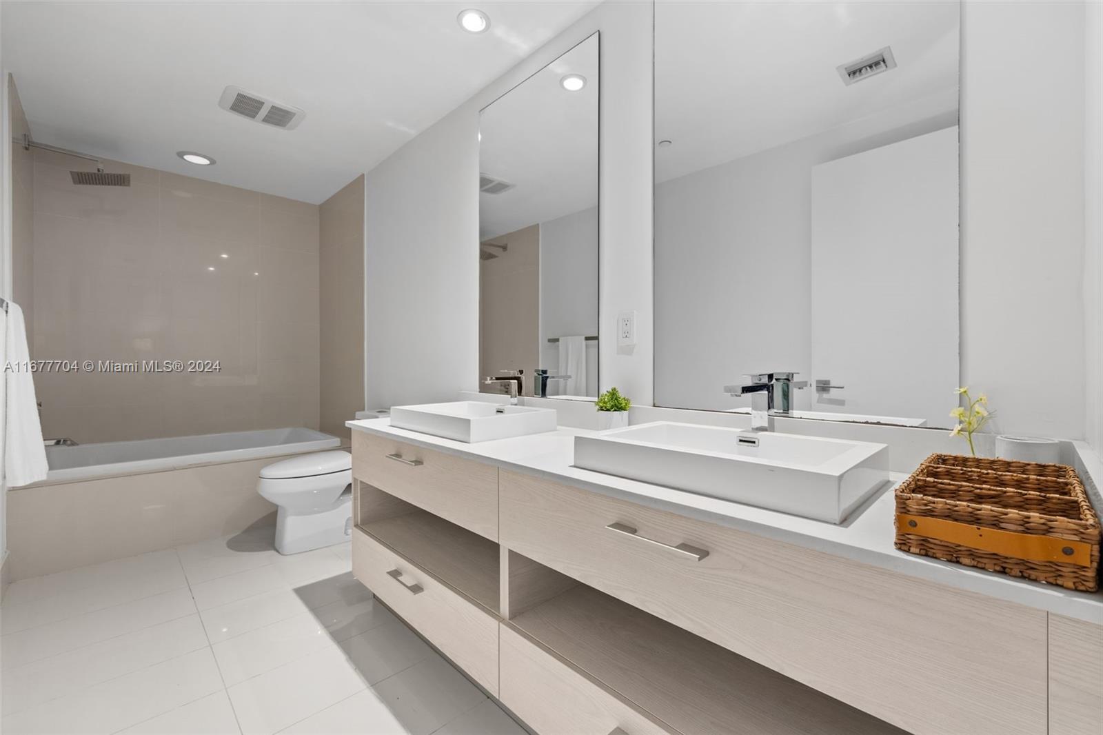 45 SW 9th St #3802, Miami FL 33130
