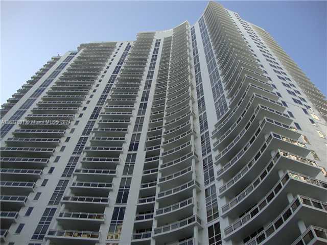 1bed/1.5bath at Carbonell Brickell Key. Enjoy bay and city views from the 17th floor. Bamboo and marble floors throughout. State of the art amenities including gym, pool, sauna, jacuzzi, bbq area. Walking distance to Brickell City Centre and Mary Brickell Village. Unit comes with storage space.