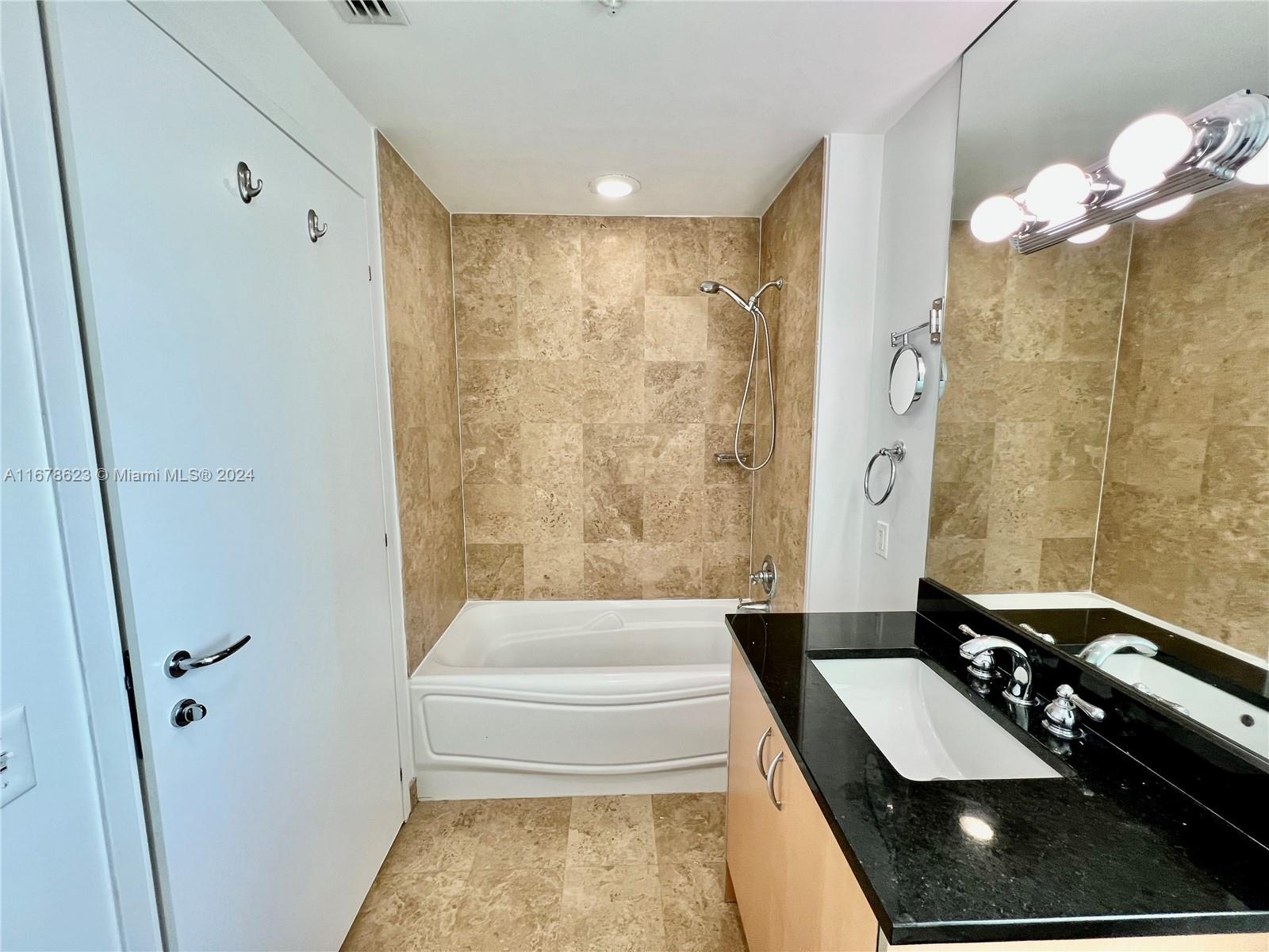 300 S Biscayne Blvd #3011, Miami FL 33131
