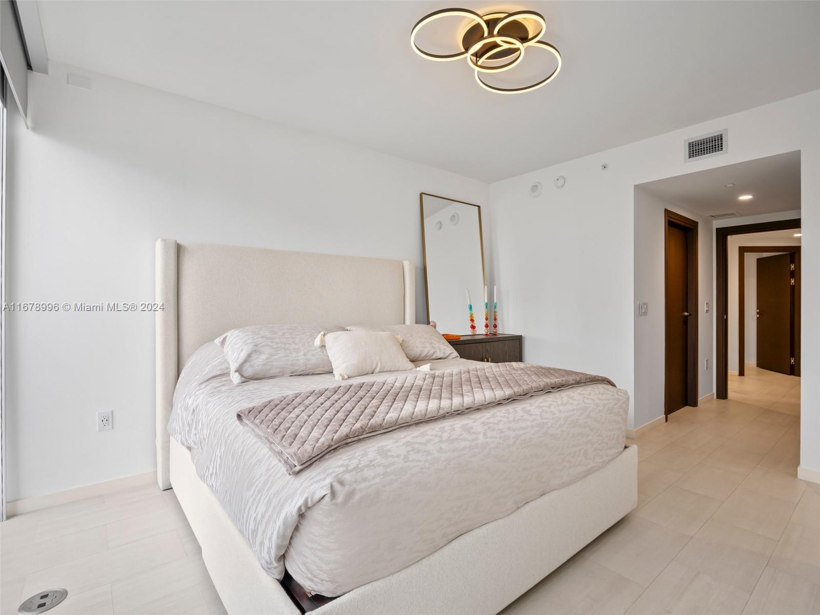 1000 Brickell Plz #4215, Miami FL 33131