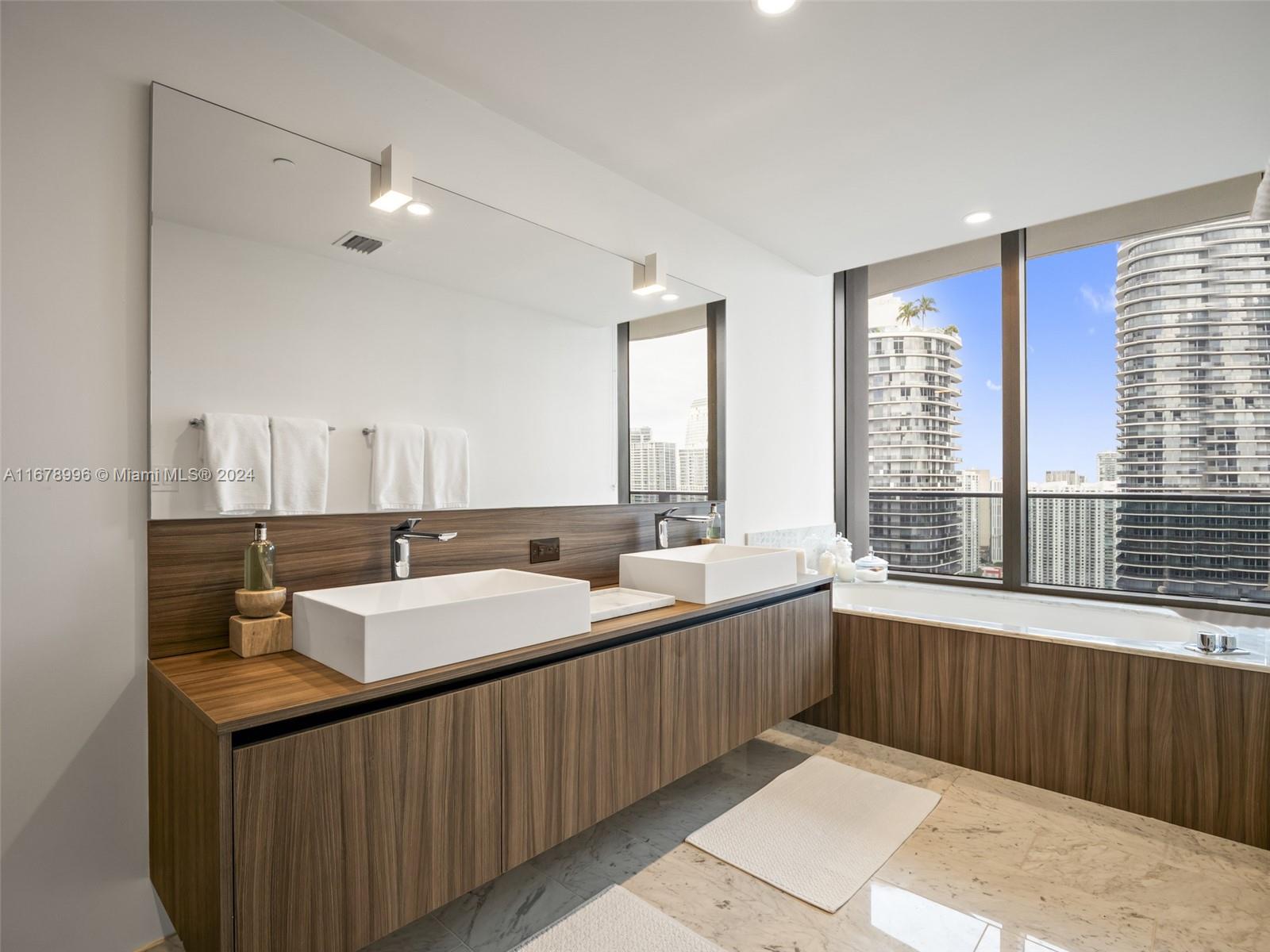 1000 Brickell Plz #4215, Miami FL 33131