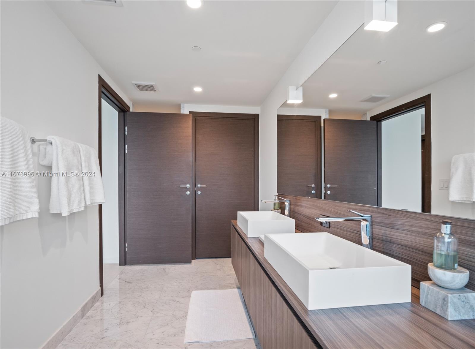 1000 Brickell Plz #4215, Miami FL 33131
