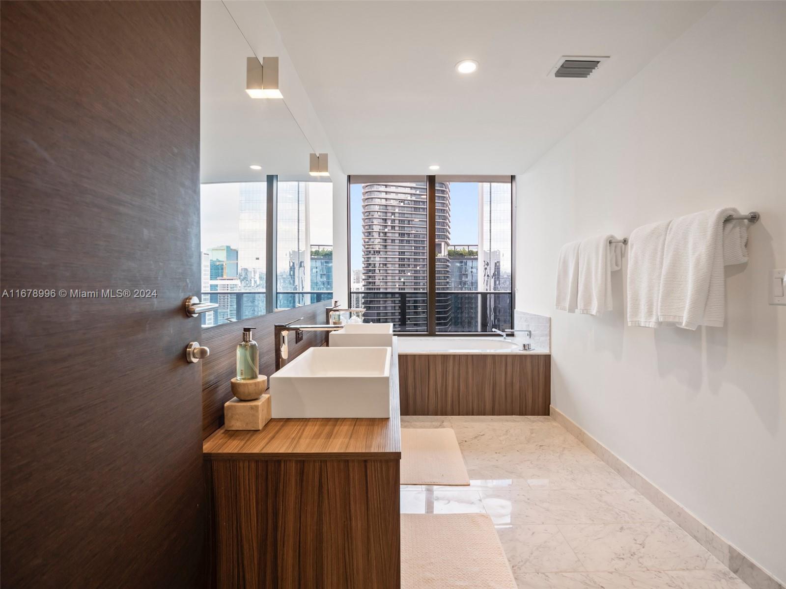 1000 Brickell Plz #4215, Miami FL 33131