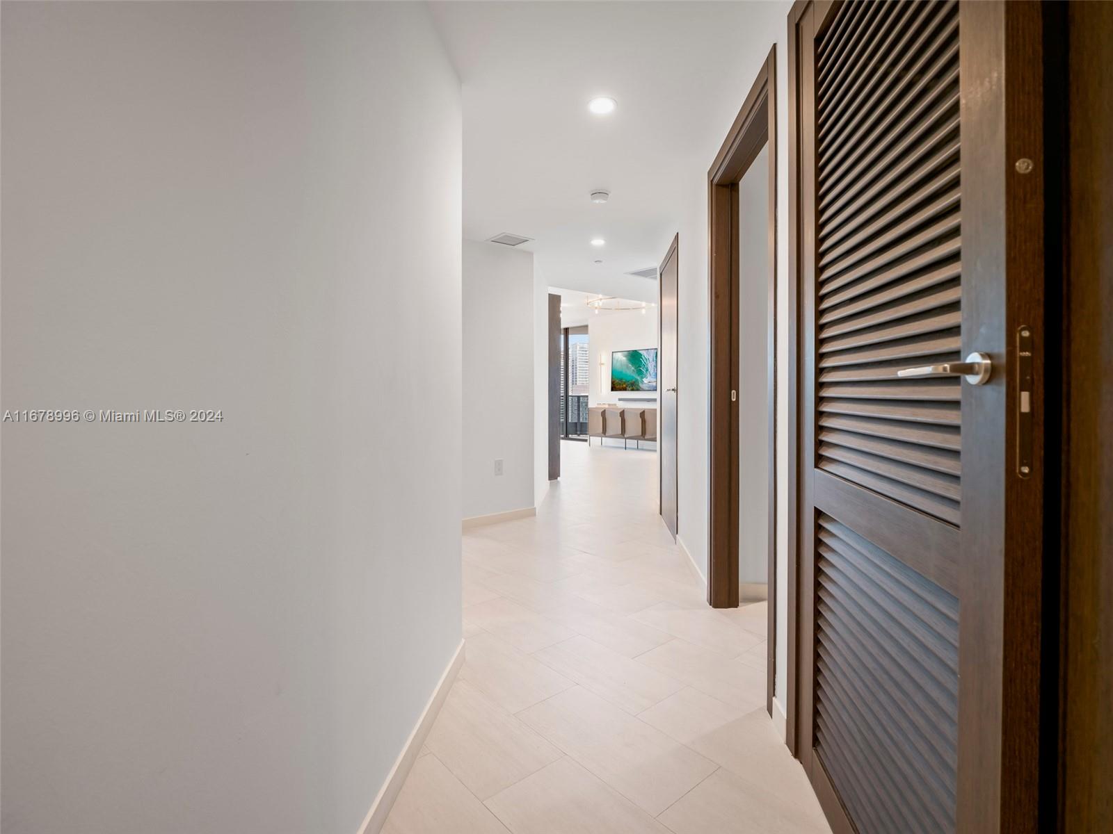 1000 Brickell Plz #4215, Miami FL 33131