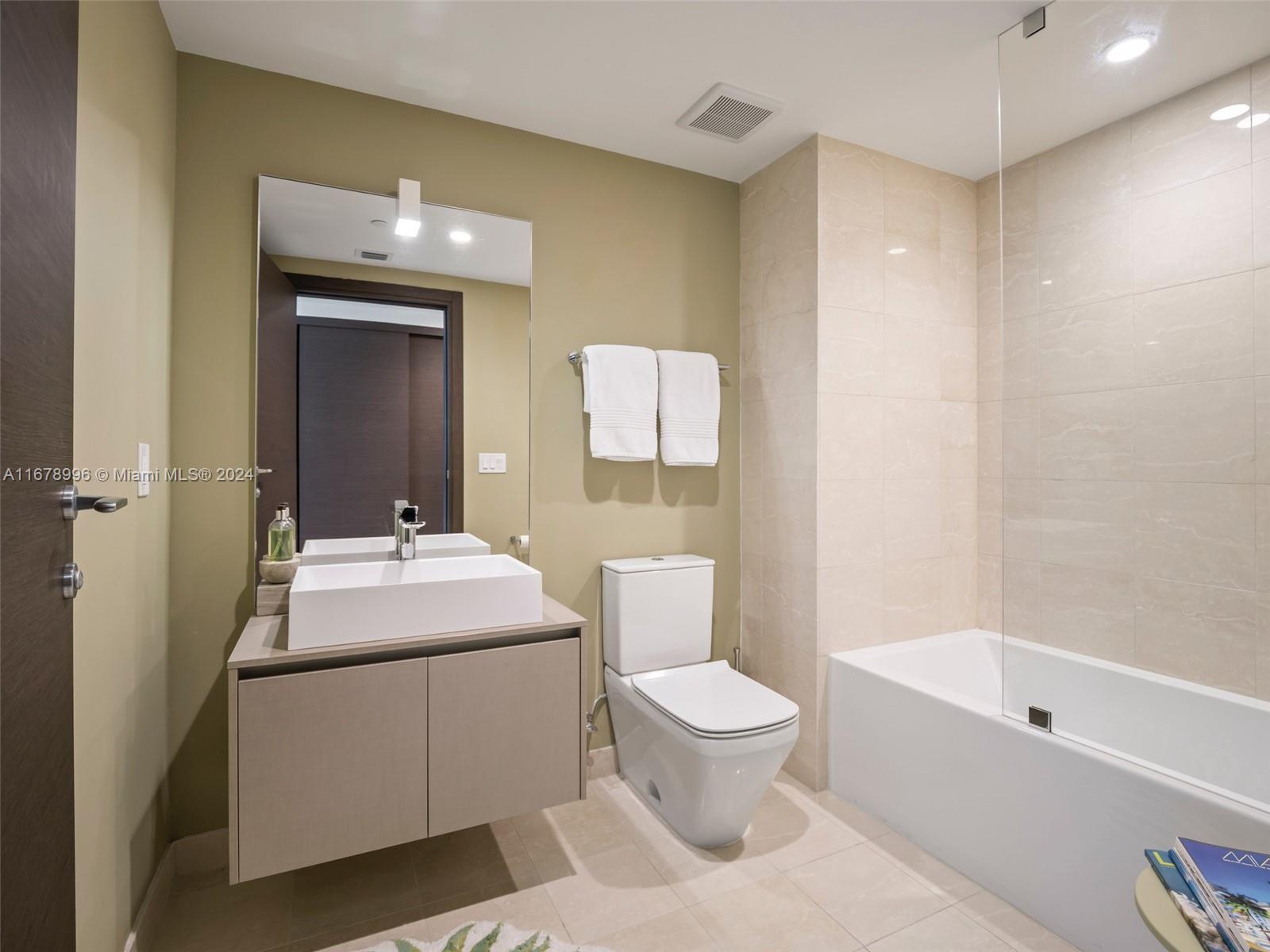 1000 Brickell Plz #4215, Miami FL 33131