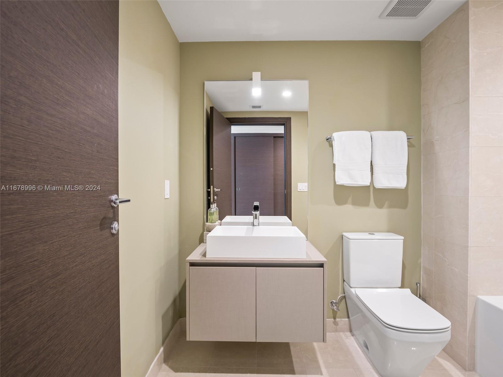 1000 Brickell Plz #4215, Miami FL 33131